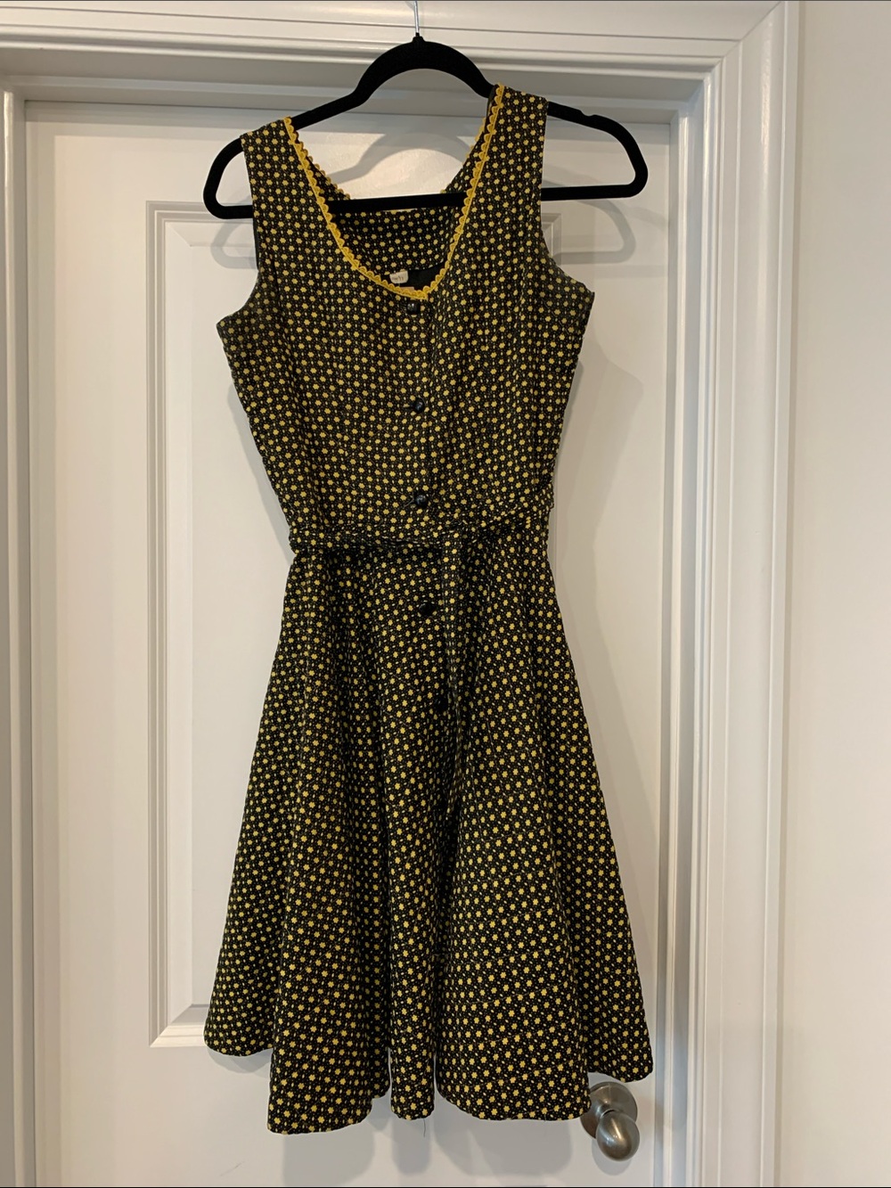 Vintage Sleeveless Black skater Dress with Yellow print belted S